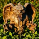 Gargoyle als Wasserspeier als Blickfang im Garten